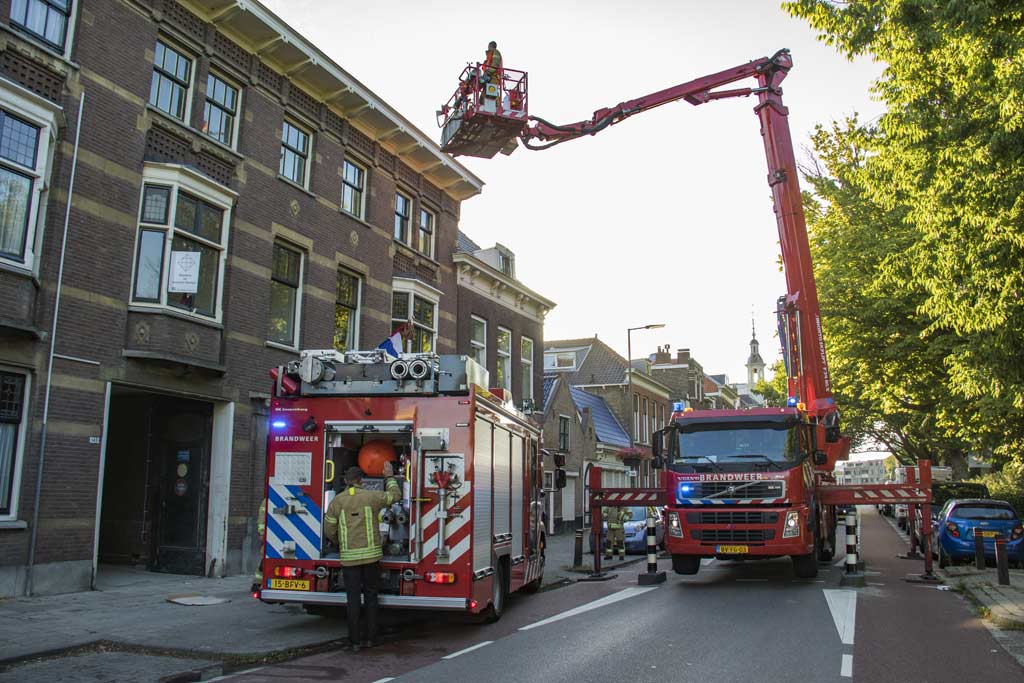 Brandweer blust brandje op balkon in Schiedam