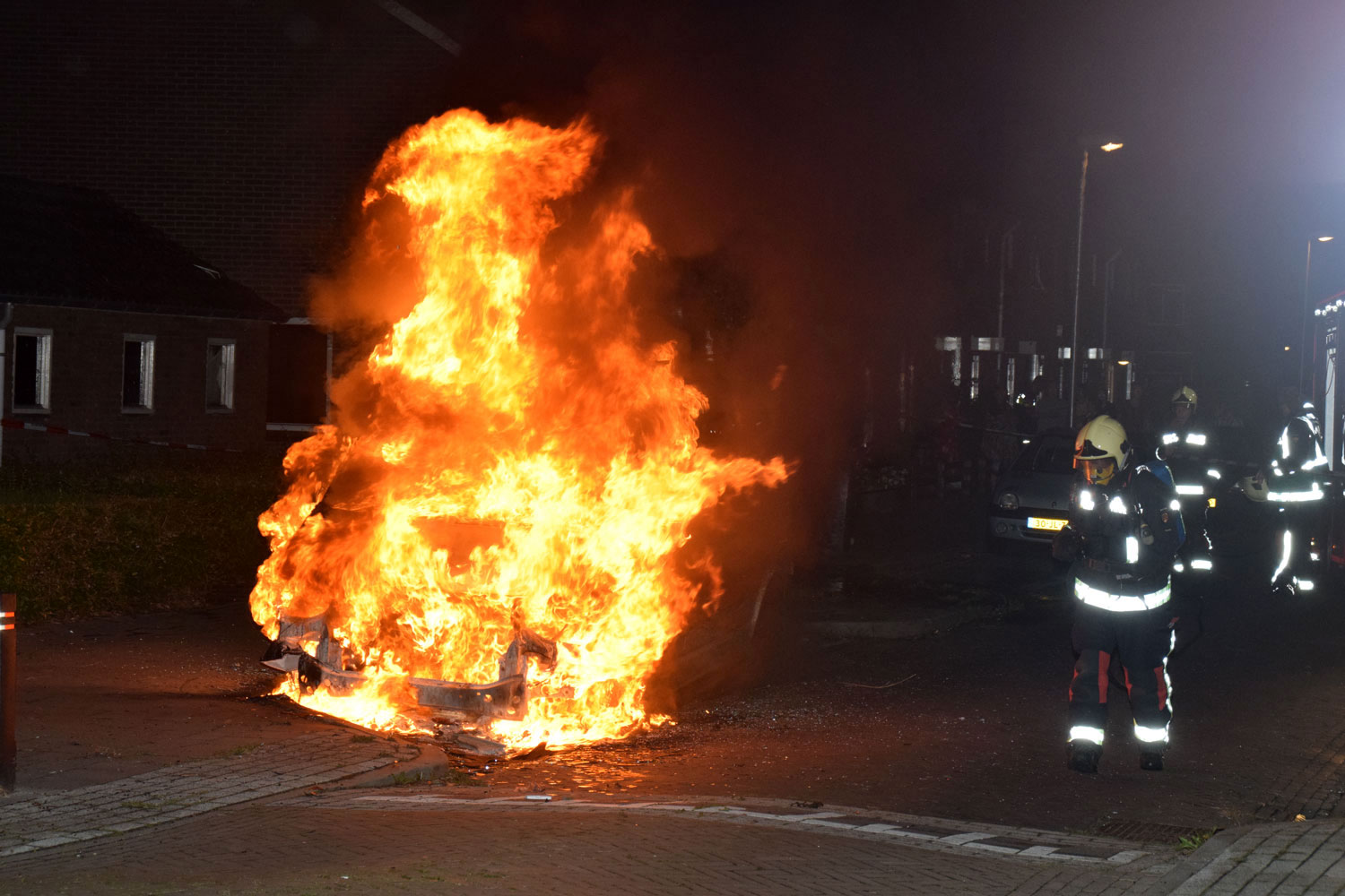 En weer auto in vlammen op in Hoogeveen