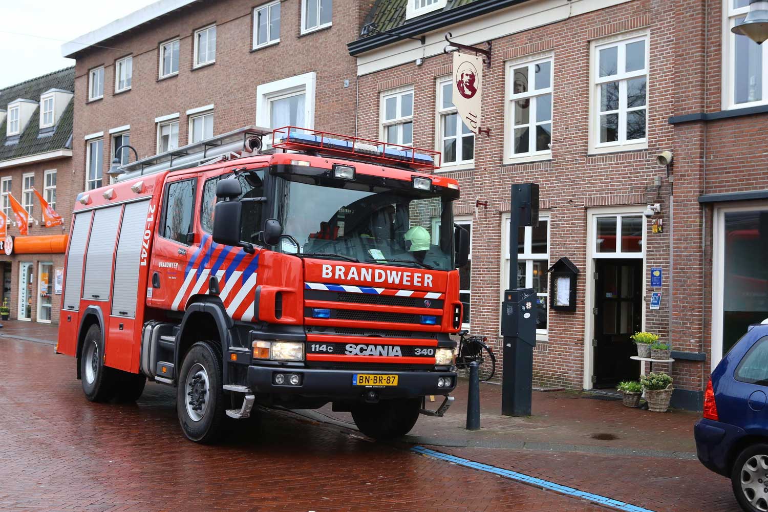 Brandweer verricht meting bij Grand Café Rembrandt in Boxtel