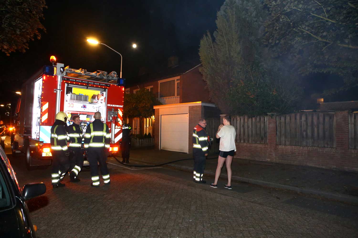 Brandweer rukt groots uit voor brandende tuinpergola in Best