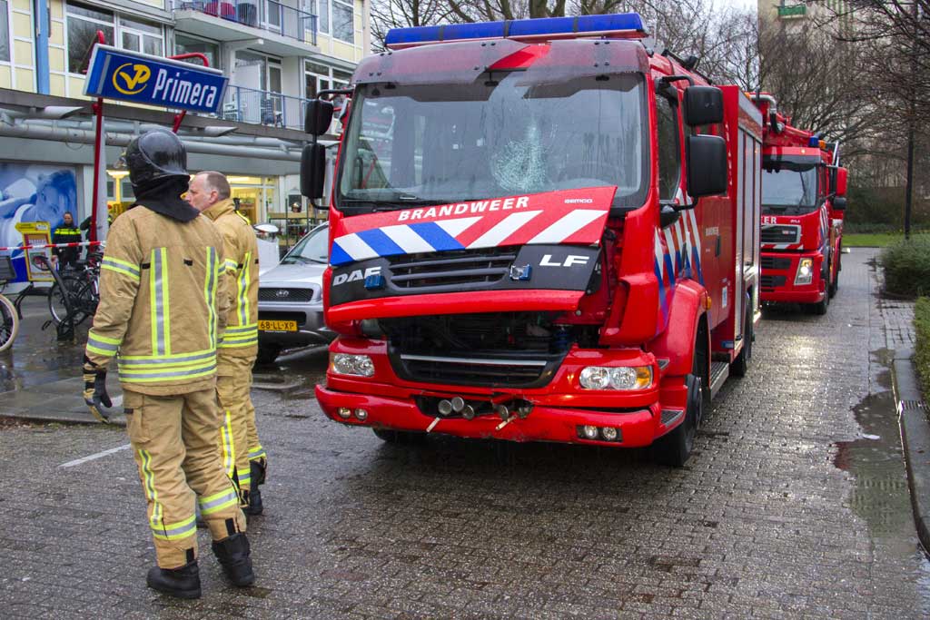 Brandweerauto vliegt uit de bocht tegen lantaarnpaal