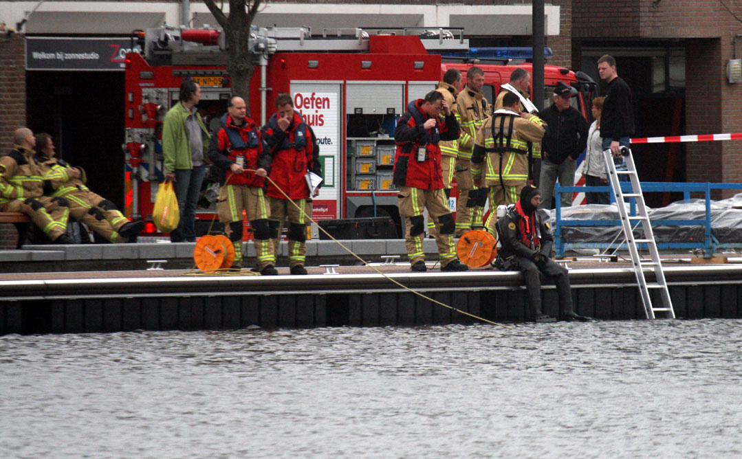 Brandweerduikers in Amstel in Uithoorn op zoek naar 'voorwerp'