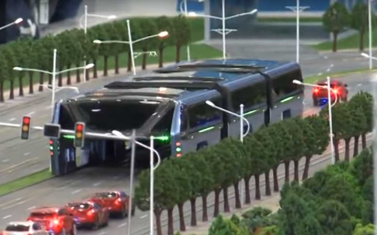 China ontwikkelt futuristische bus die over files heen kan rijden