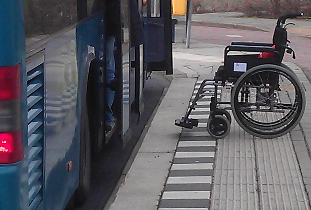 Foto van rolstoel bij bushalte | Archief EHF
