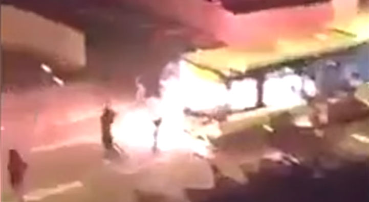 Gemaskerde mannen steken bus met passagiers in brand in Parijs