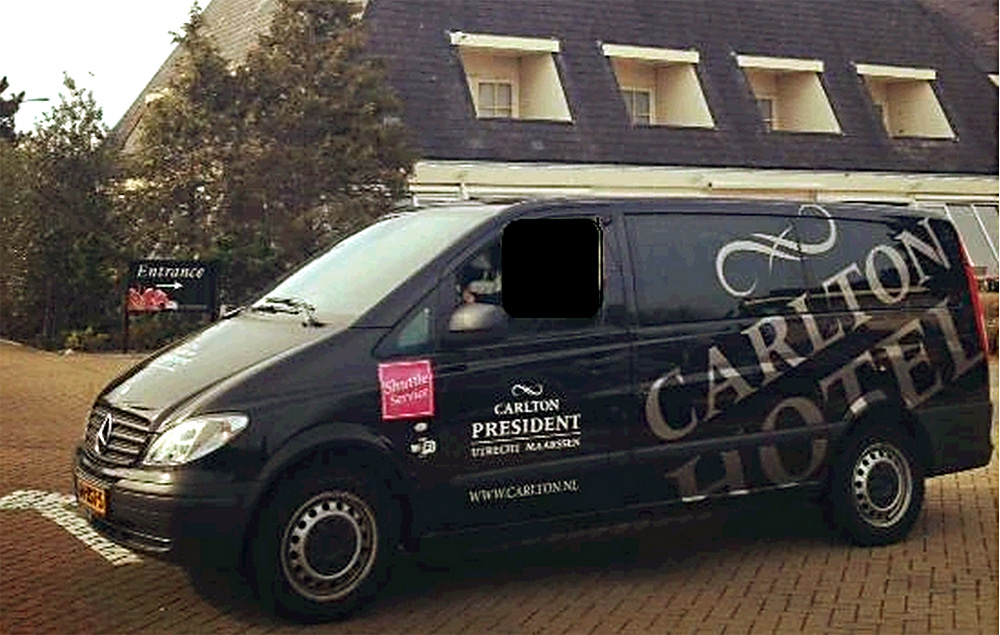 Foto van de bedrijfsbus van het Carlton Hotel | Politie