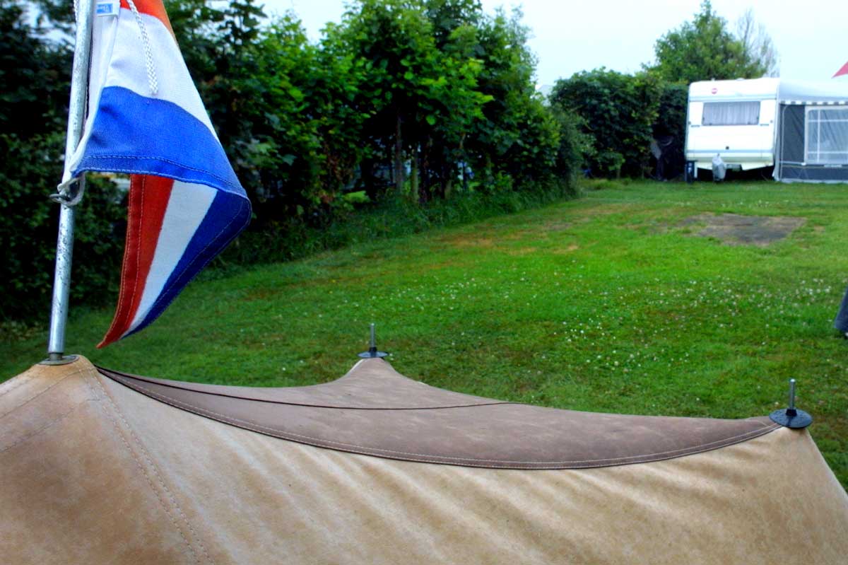 camping-tent-vlag