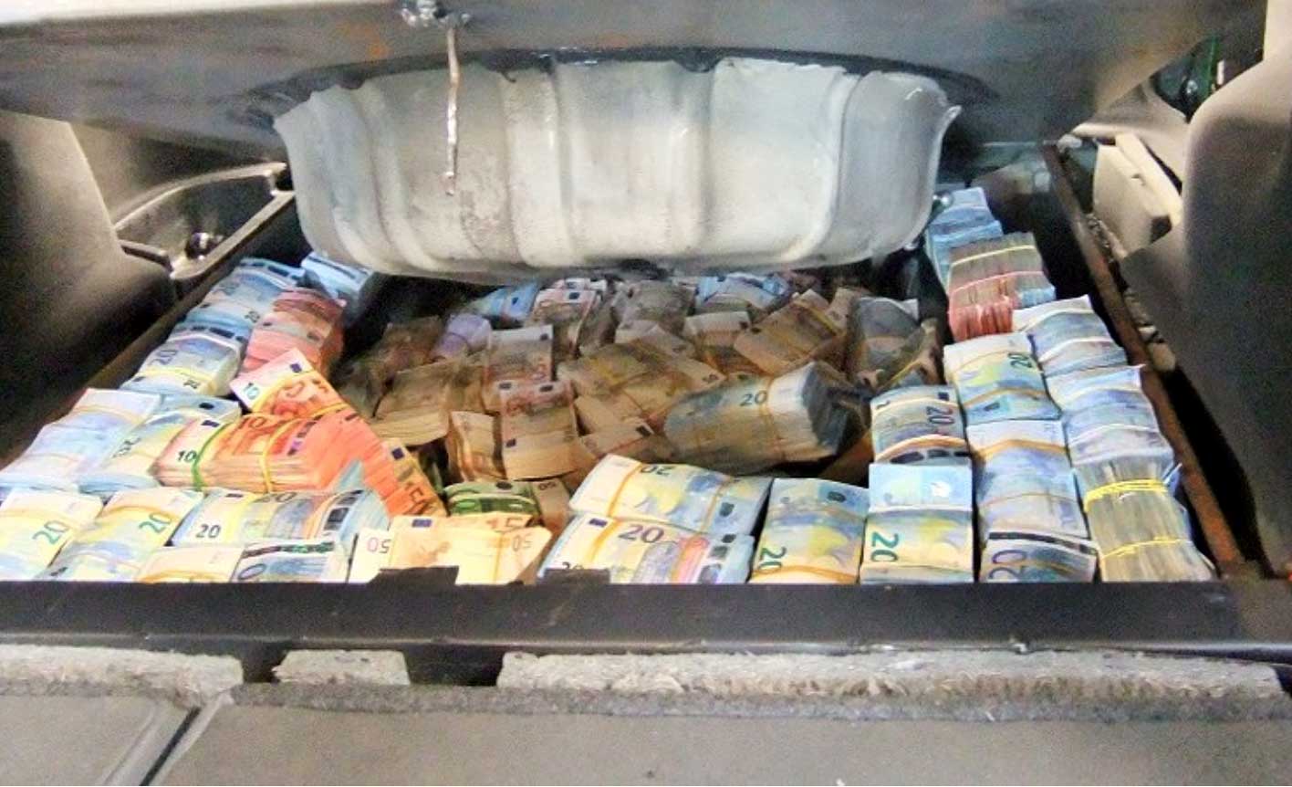 Man (30) rijdt rond met ruim drie ton aan verstopte cash in kofferbak