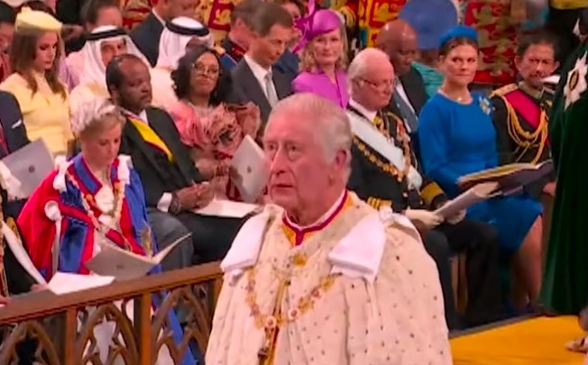 Koning Charles tijdens plechtigheid