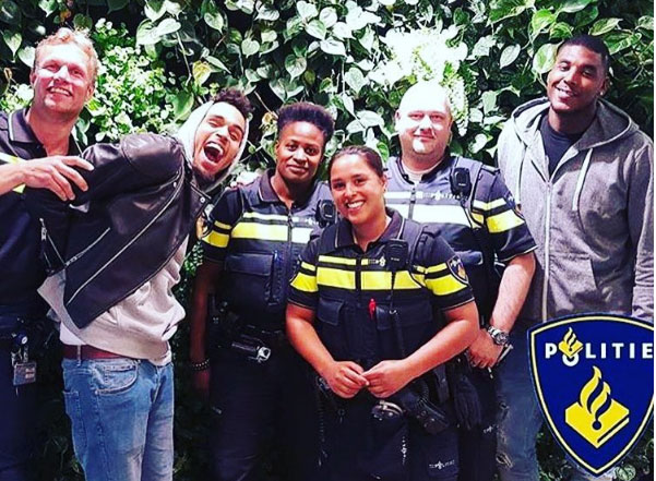 Chris Brown op Amsterdamse wallen op crossmotor aangehouden