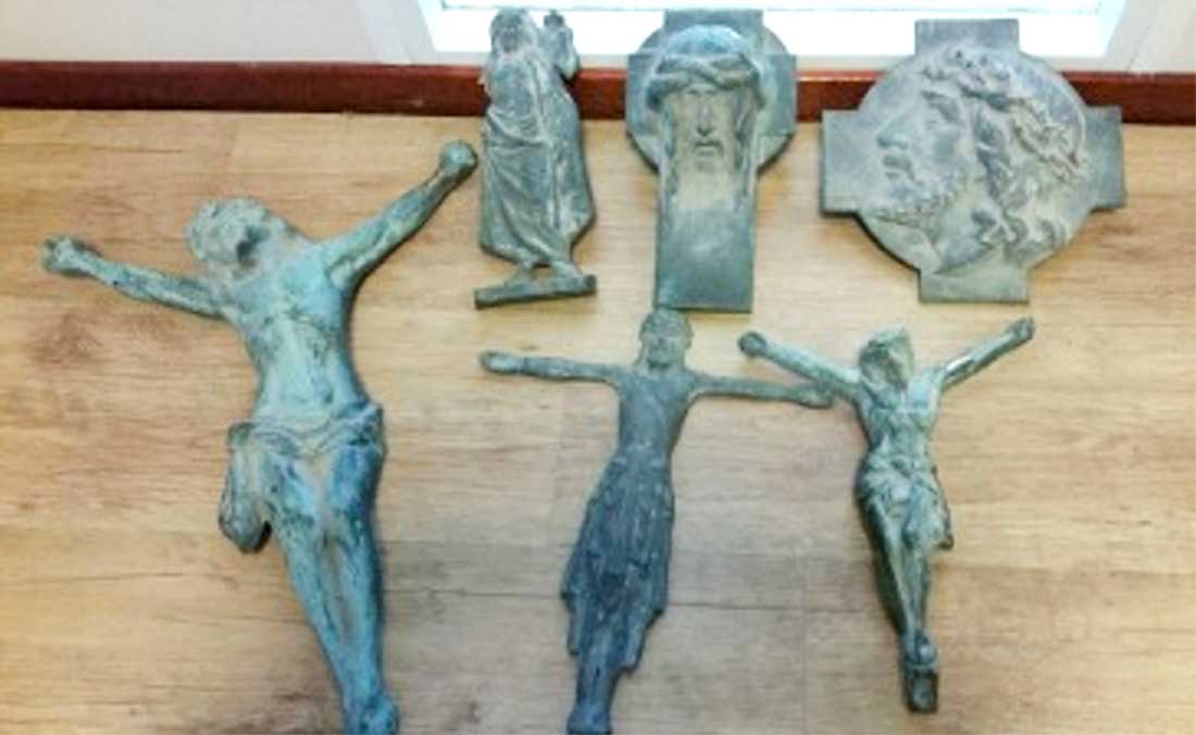 Politie op zoek naar eigenaar aangetroffen bronzen Christusbeelden