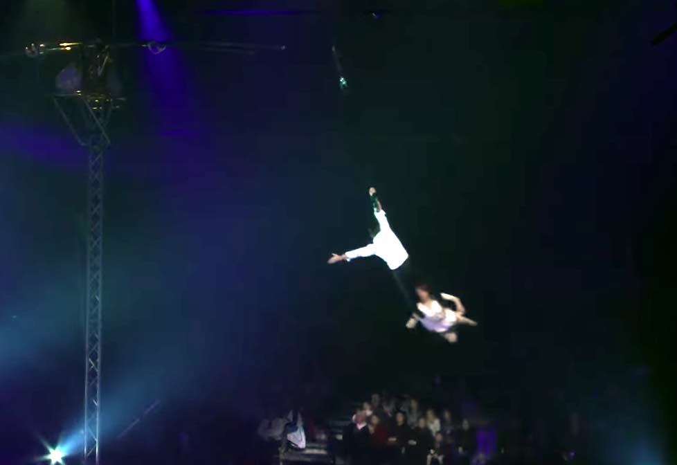 Circusartiesten vallen van tien meter hoogte tijdens act in Carré