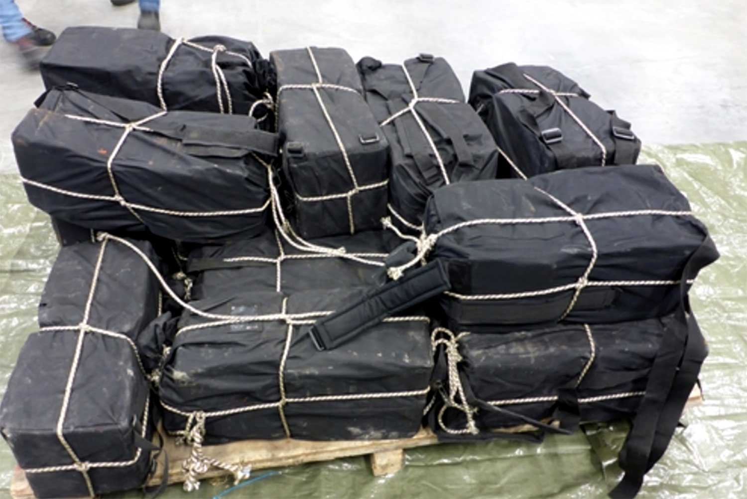 400 kilo cocaïne in sporttassen gevonden na buitenlandse tip 