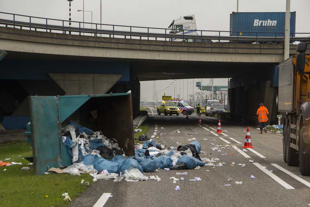 Vrachtwagen ramt viaduct en verliest vuilcontainer