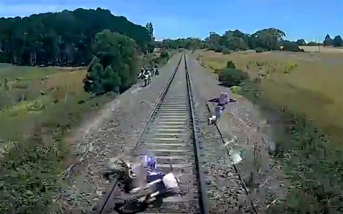 Motorcrosser springt voor zijn leven van treinrails