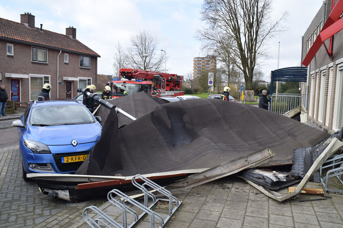 Dak van buurthuis in Hoogeveen gewaaid