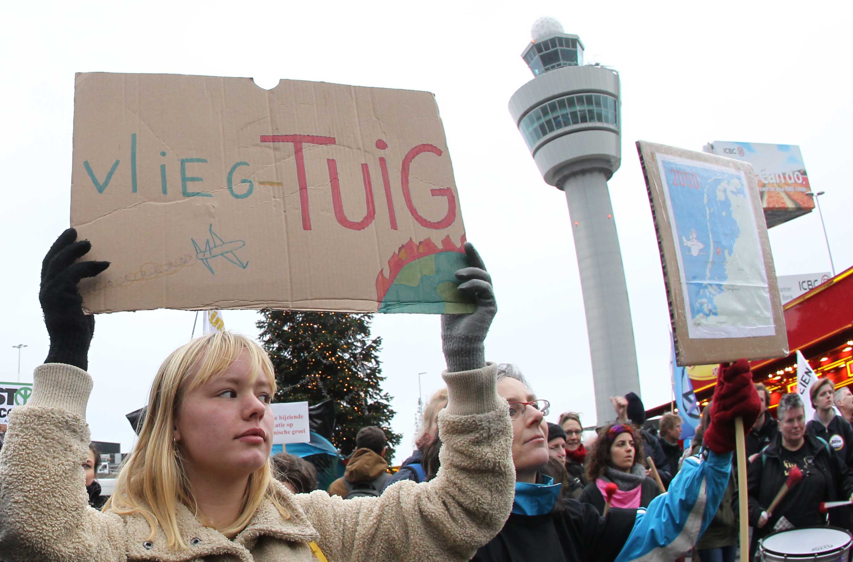 Marechaussee begonnen met ontruimen Schiphol Plaza