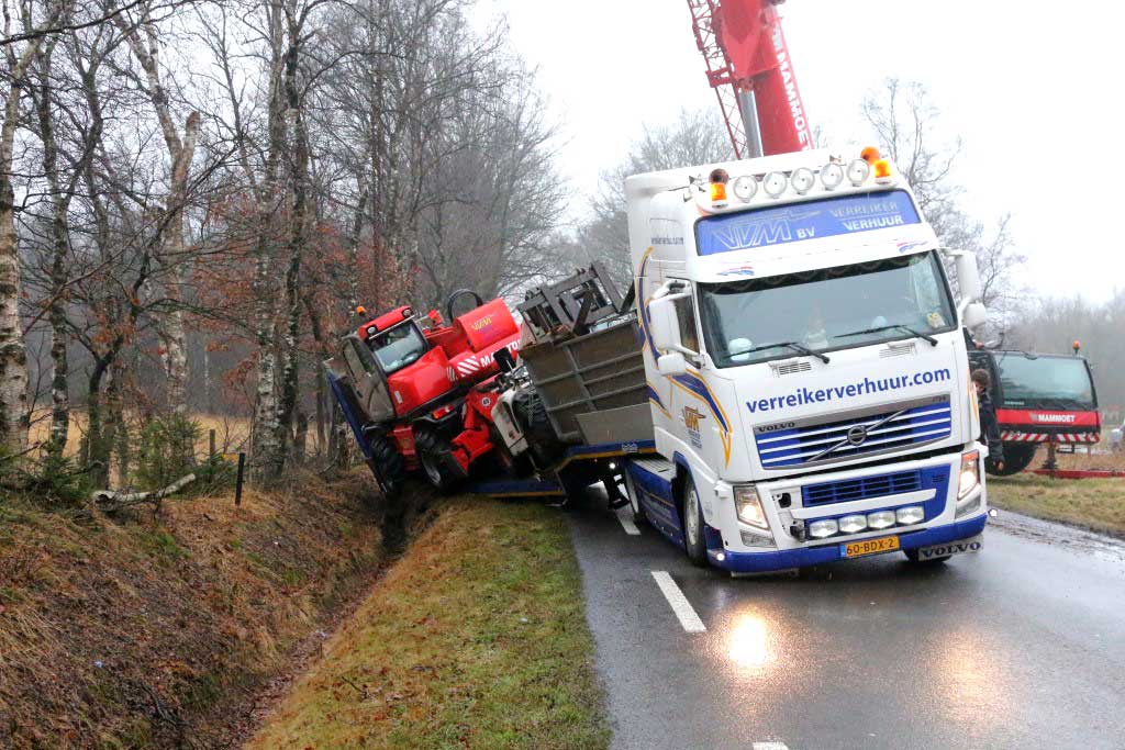 Zware vrachtwagen raakt in greppel bij Drentse Papenvoort 