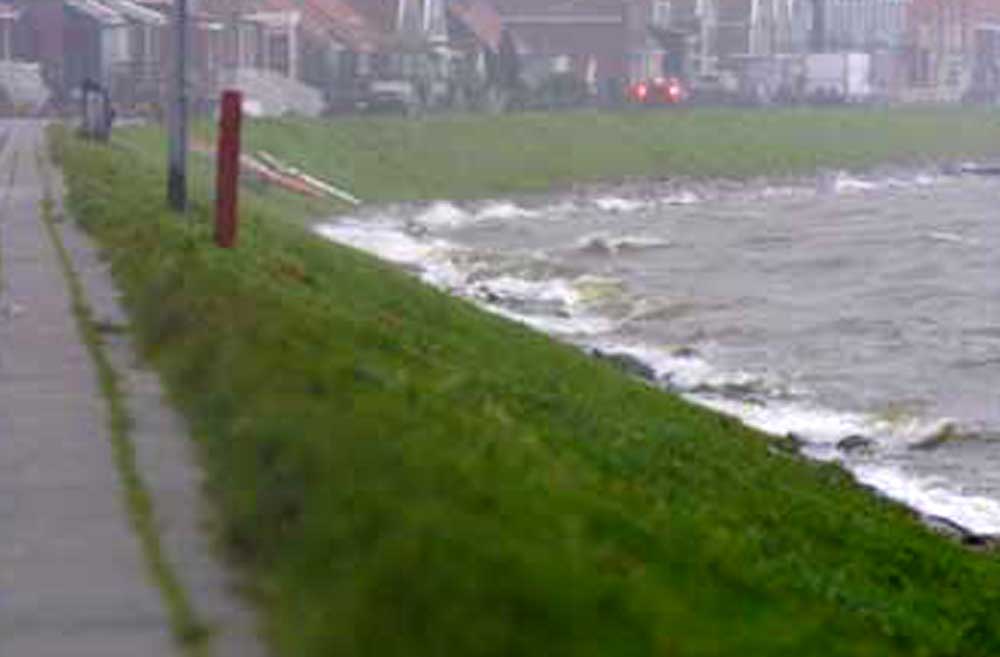 Foto van dijk en hoog water | Archief EHF