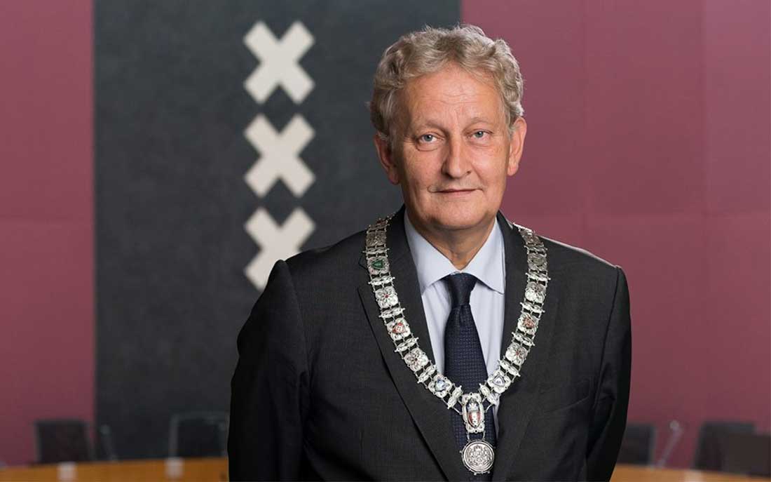 Eberhard van der Laan wil nog wel 'een poosje' burgemeester van Amsterdam blijven