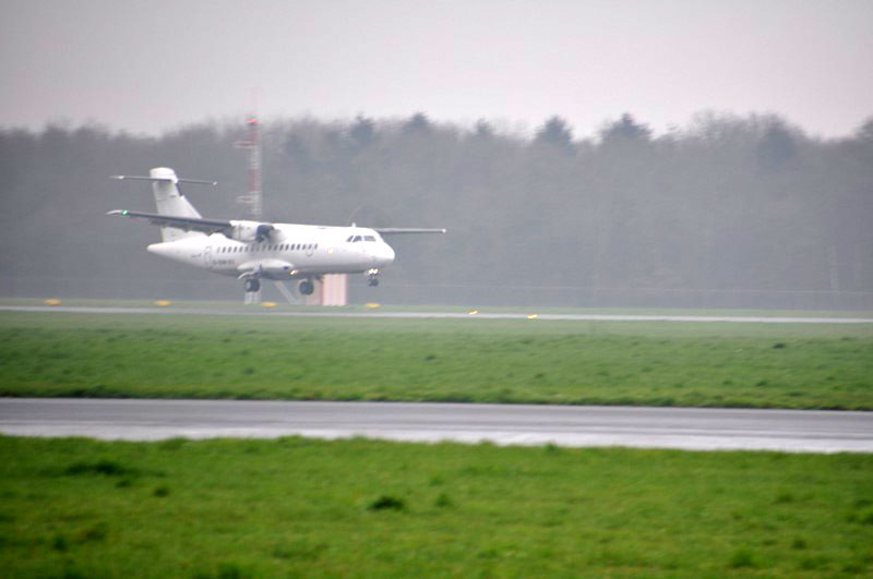 Vliegtuig maakt noodlanding op Groningen Airport om rook in cabine