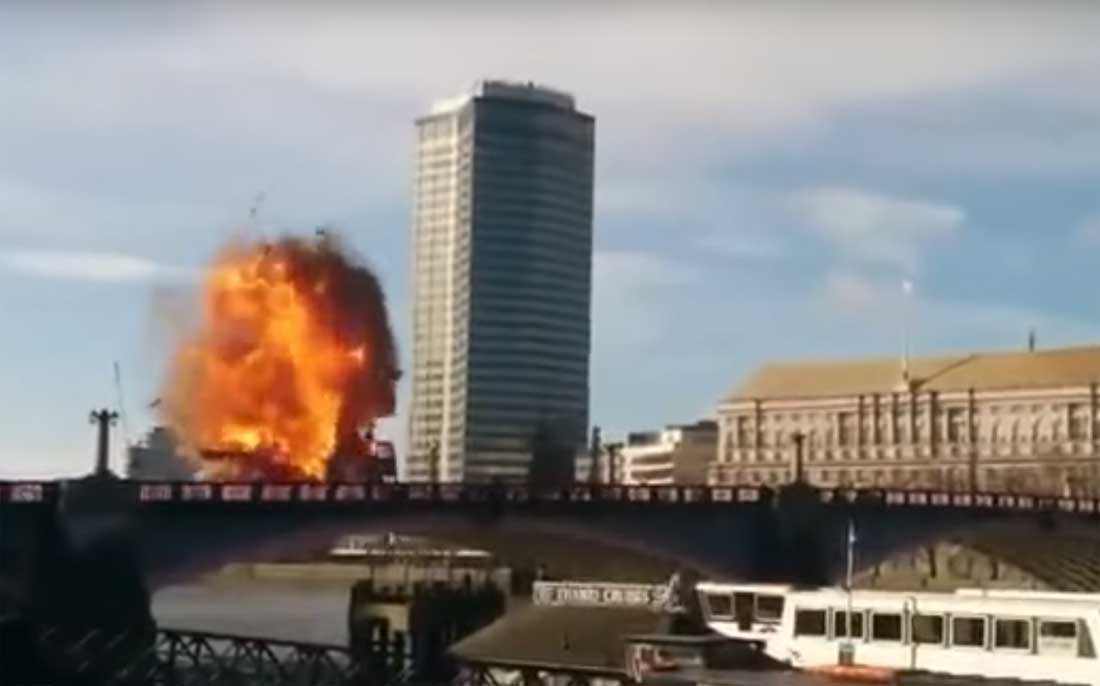 Stadsbus explodeert op brug in Londen, filmploeg verrast toeristen