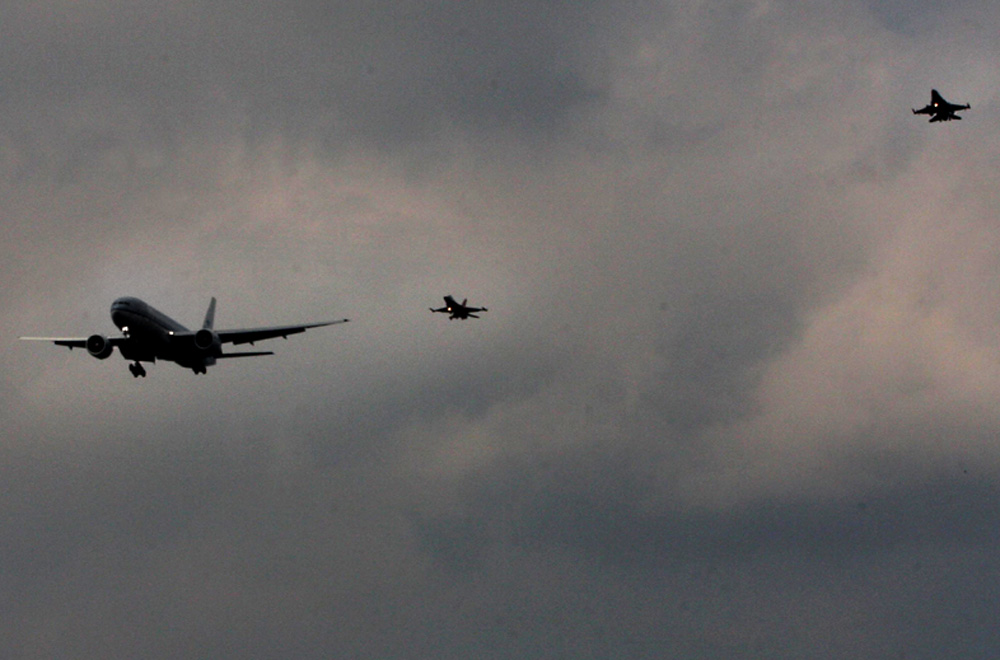 Foto van 2 F-16's die vliegtuig onderscheppen | Archief EHF