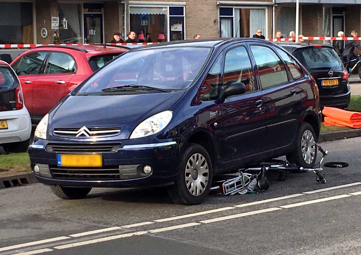 'Fietsster 20 meter meegesleurd onder auto in Barendrecht'