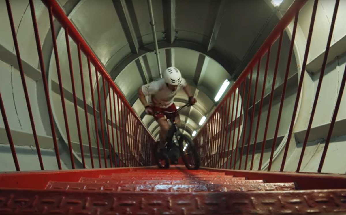 Pool beklimt met fiets alle trappen van het Atomium