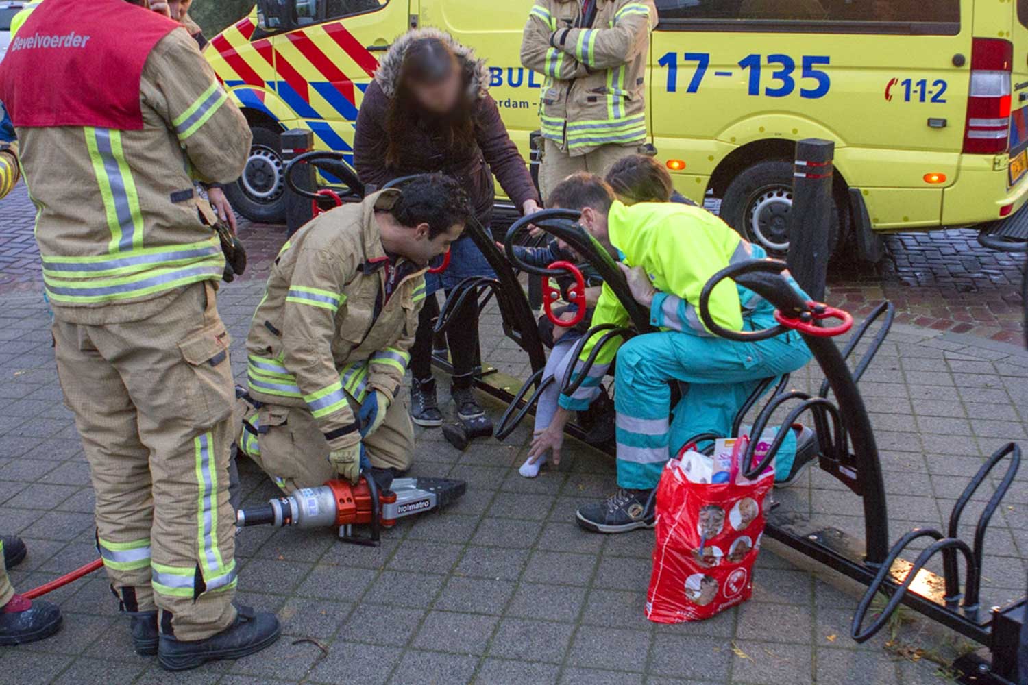 Meisje vast met been in fietsrek