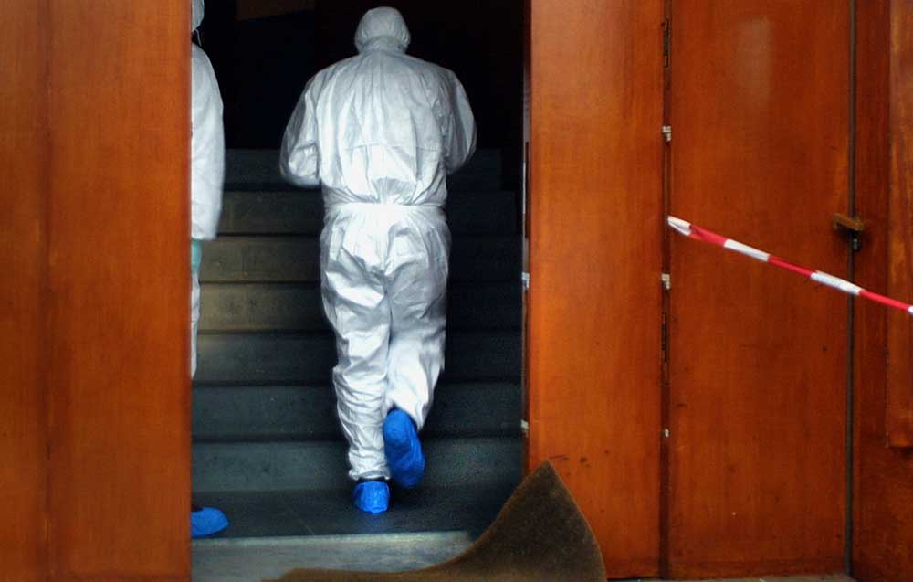 Foto van forensisch onderzoek deur woning trap | Archief EHF
