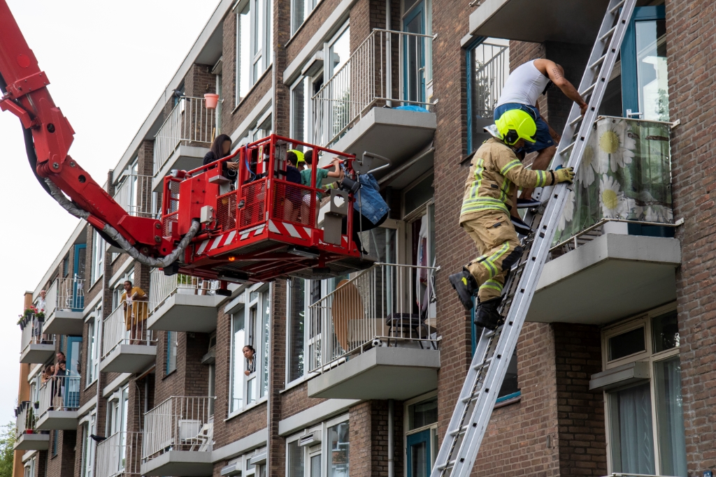 Brandweer redt mensen van balkon