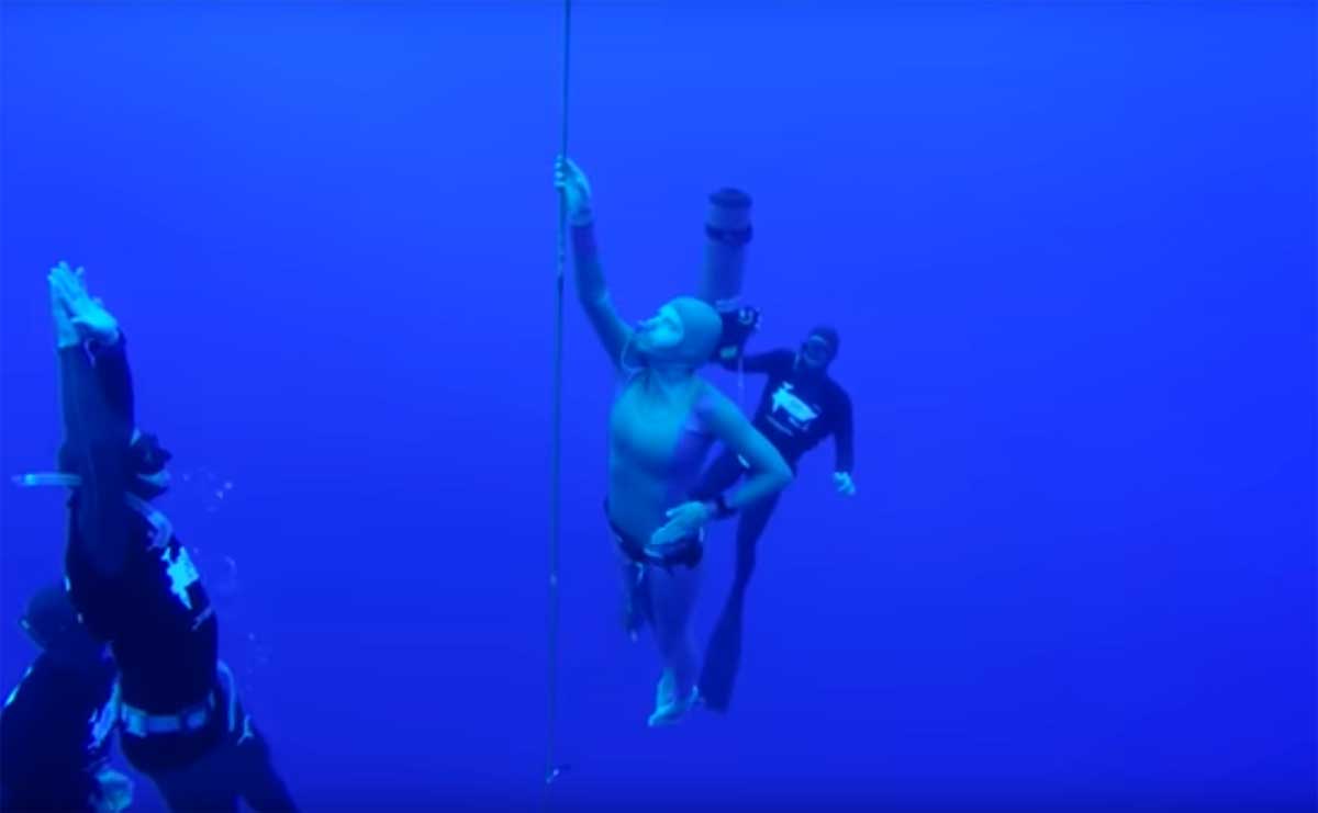Emmense Jeanine Grasmeijer verbreekt wereldrecord freediven met 92 meter