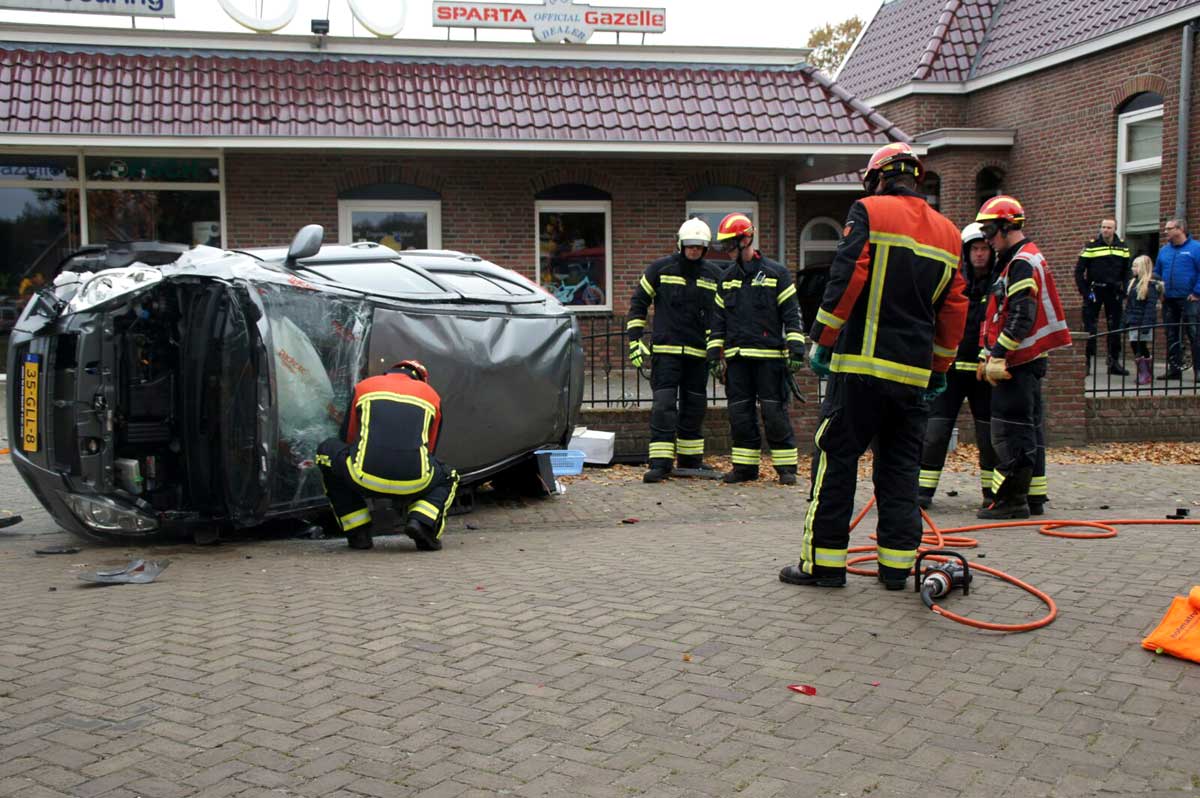 Vrouw gekanteld met auto in Nieuw Amsterdam