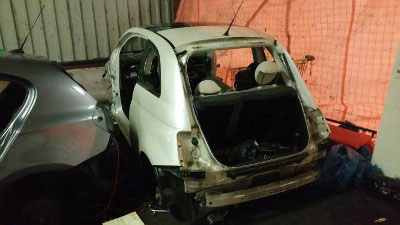 Dertien gestolen auto's in loods in Alphen gevonden