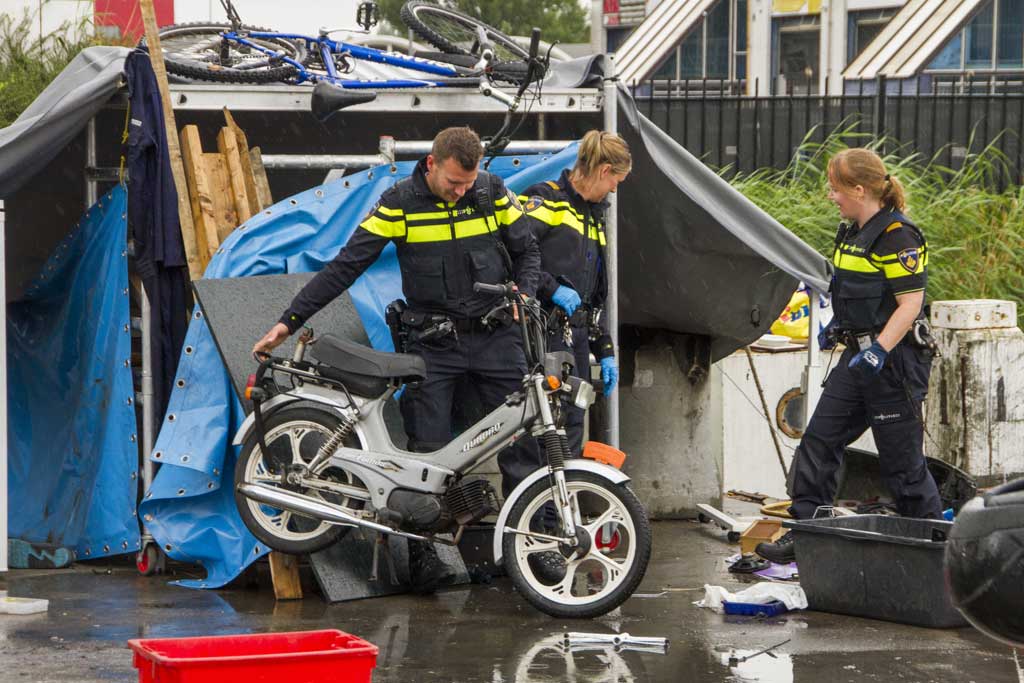 Politie neemt gestolen spullen op bootjes in beslag 