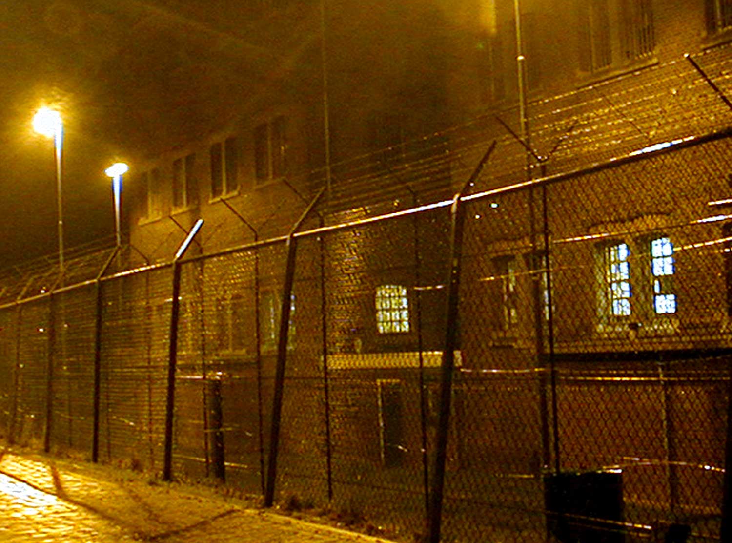 gevangenis-donker-hek-avond