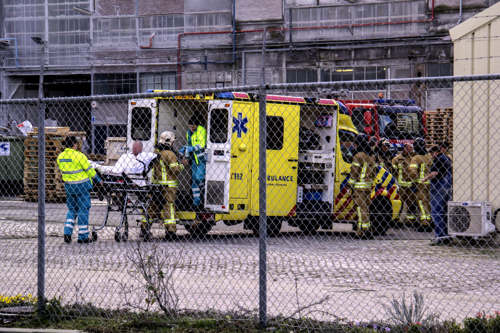 Foto van gewonde op brancard ambulance | Flashphoto | www.flashphoto.nl