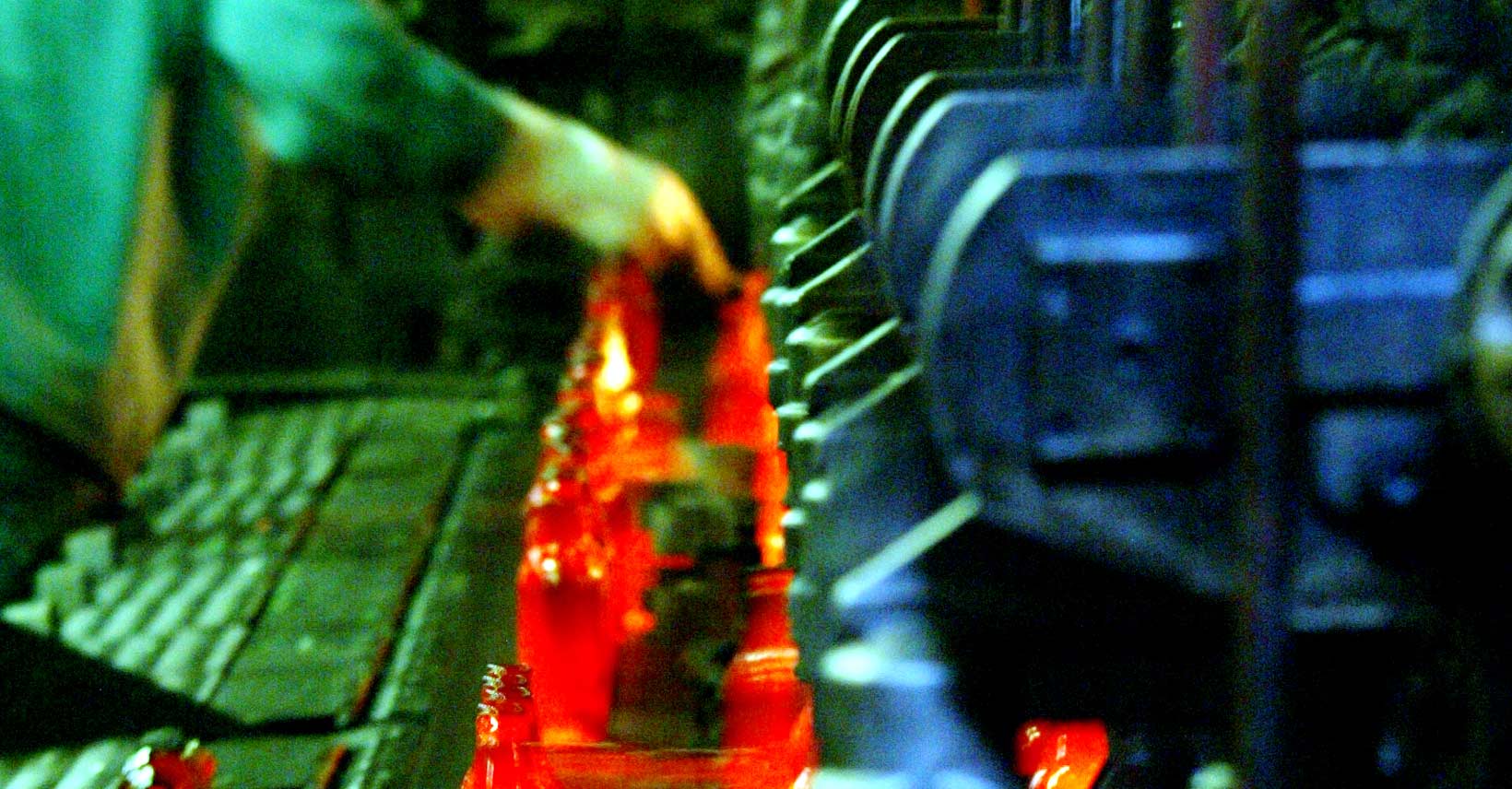 Werknemers glasfabriek staken