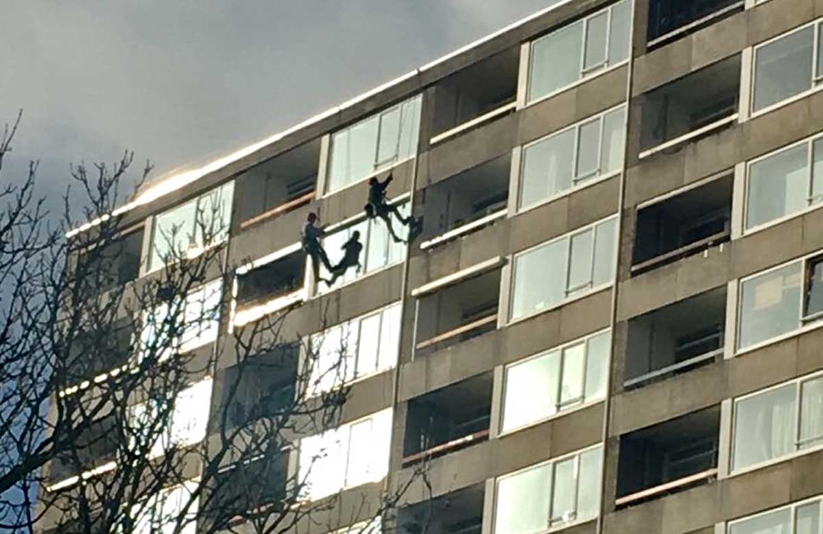 Consternatie om aan touw hangende glazenwassers op 13e etage