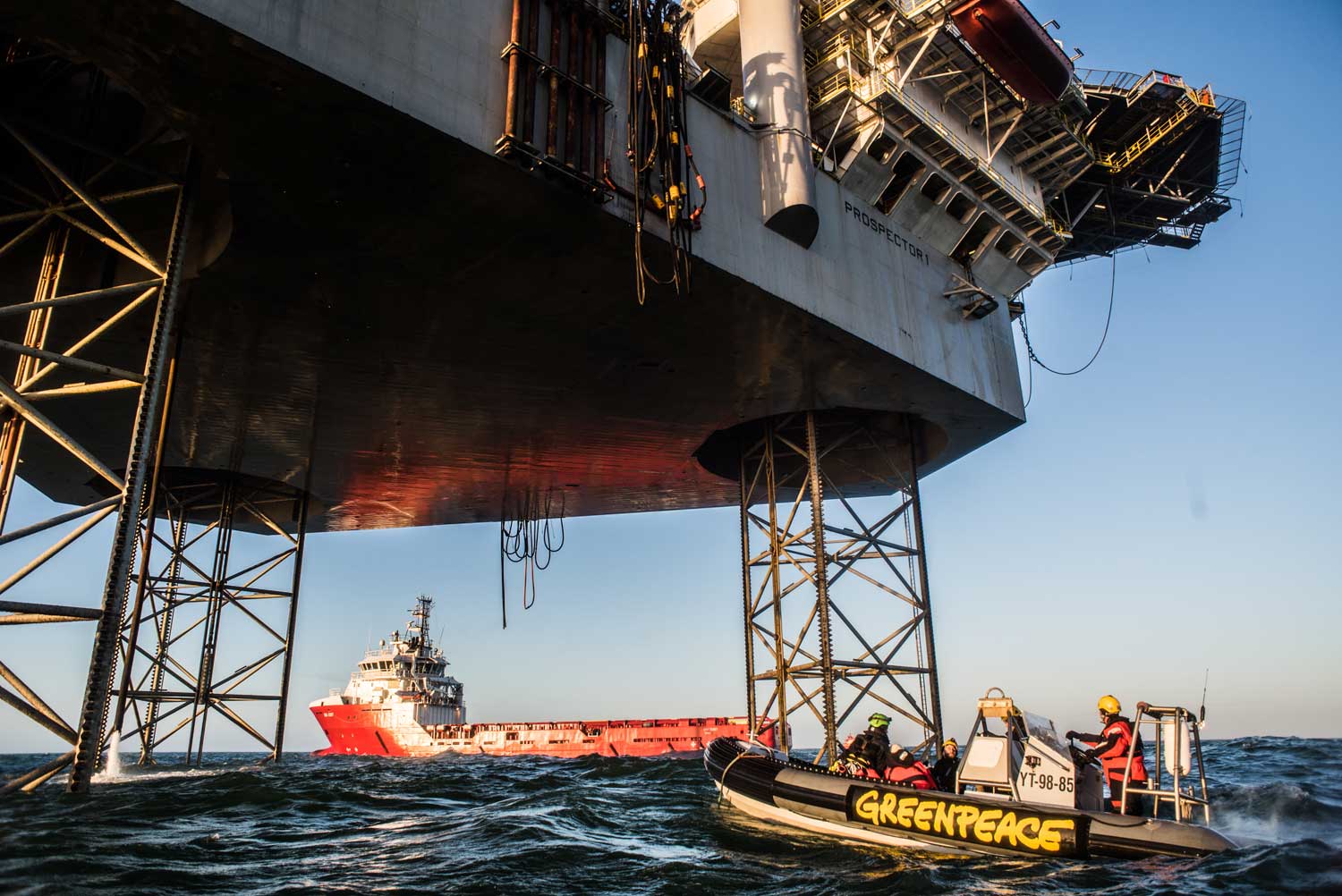 Actievoerders Greenpeace beklimmen gasboorplatform Schiermonnikoog