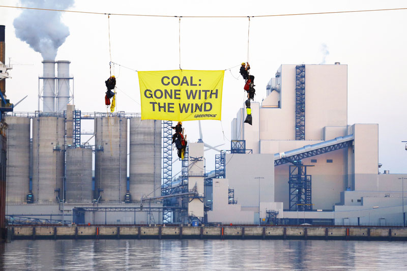 Activisten van Greenpeace stoppen Russisch kolenschip voor Eemshaven