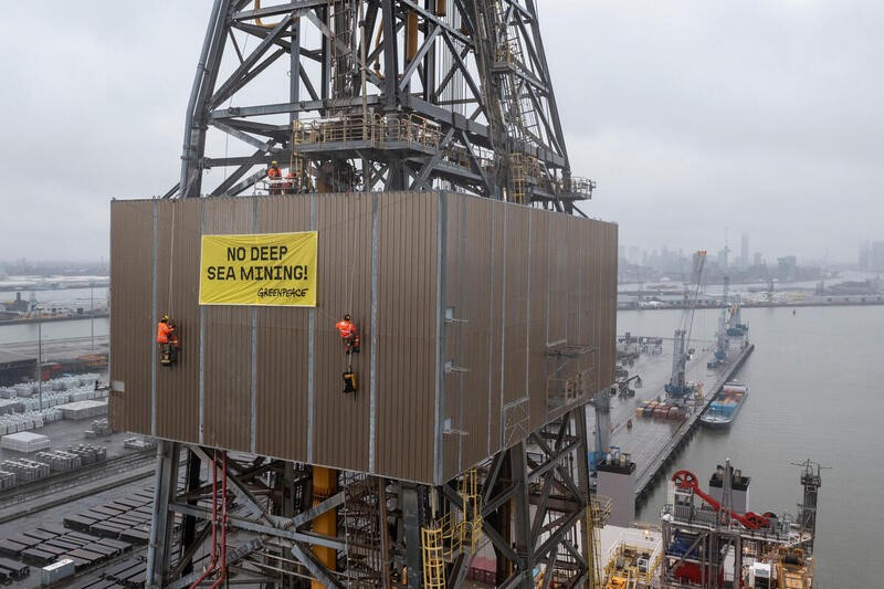 Activisten beklimmen eerste schip ter wereld geschikt voor diepzeemijnbouw 