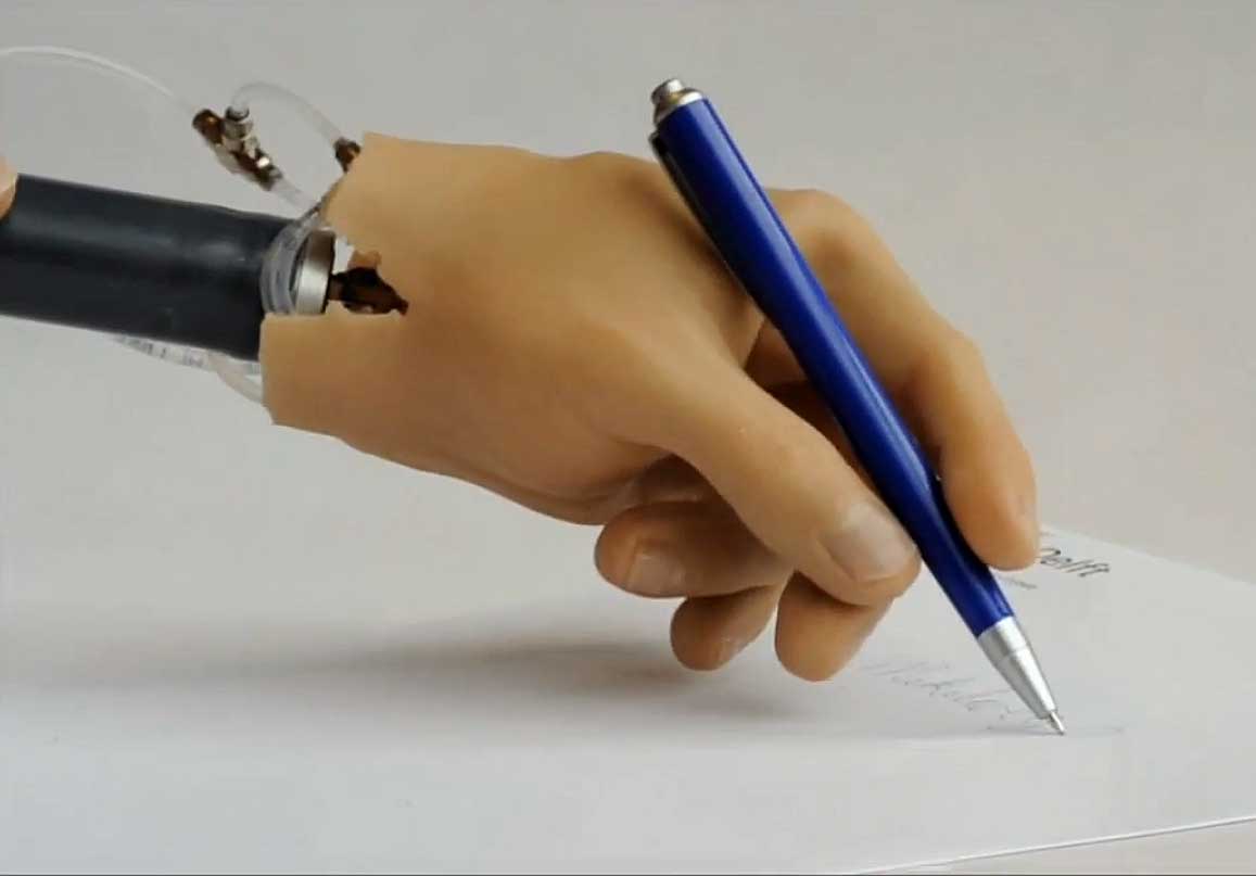 Foto van handprothese schrijvend | TU Delft