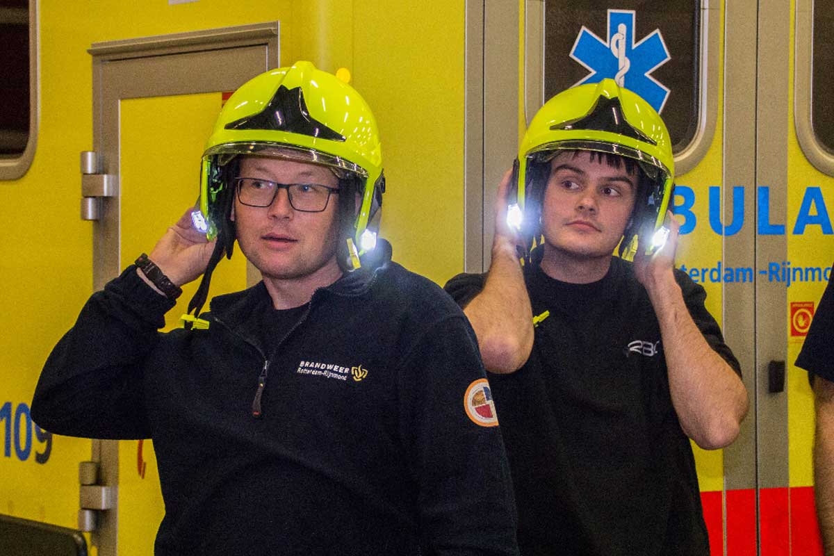 Brandweer Vlaardingen verder met gele helmen met led-verlichting 