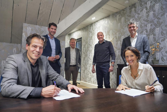 Vlnr: Jan en Thijs Aldenhuijsen (directeuren van BACU), Ton van Veen (RvC HEMA), Frits van Eerd (eigenaar HEMA), Joost de Beijer (CFO HEMA) en Saskia Egas Reparaz (CEO HEMA)