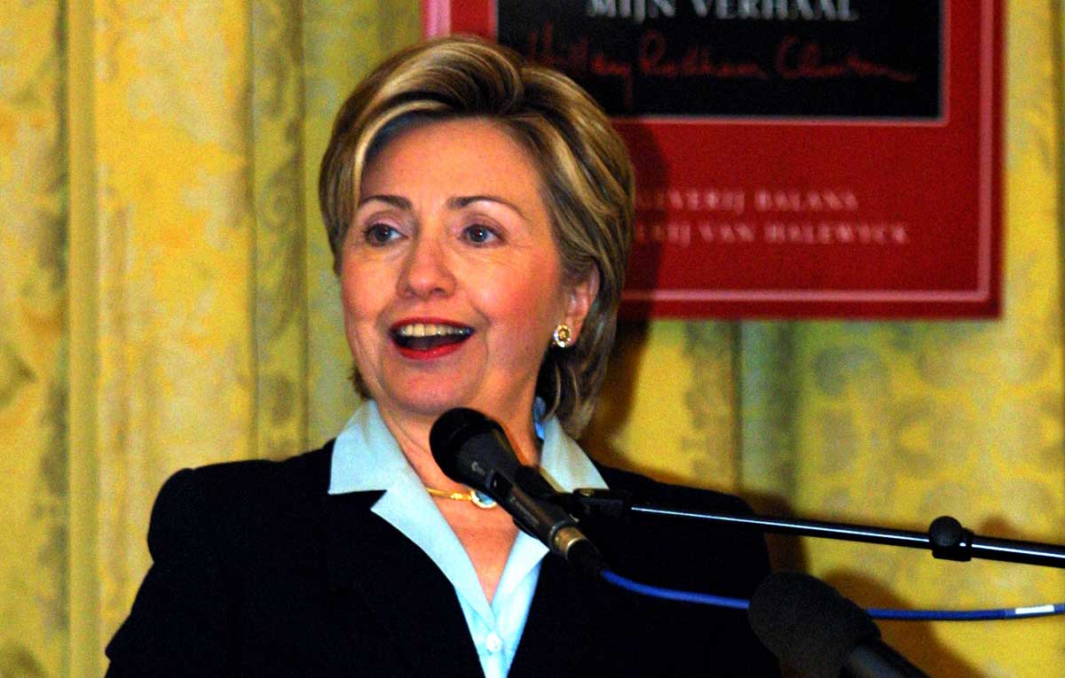 Hillary Clinton onwel bij 15de herdenkingsdienst 9/11