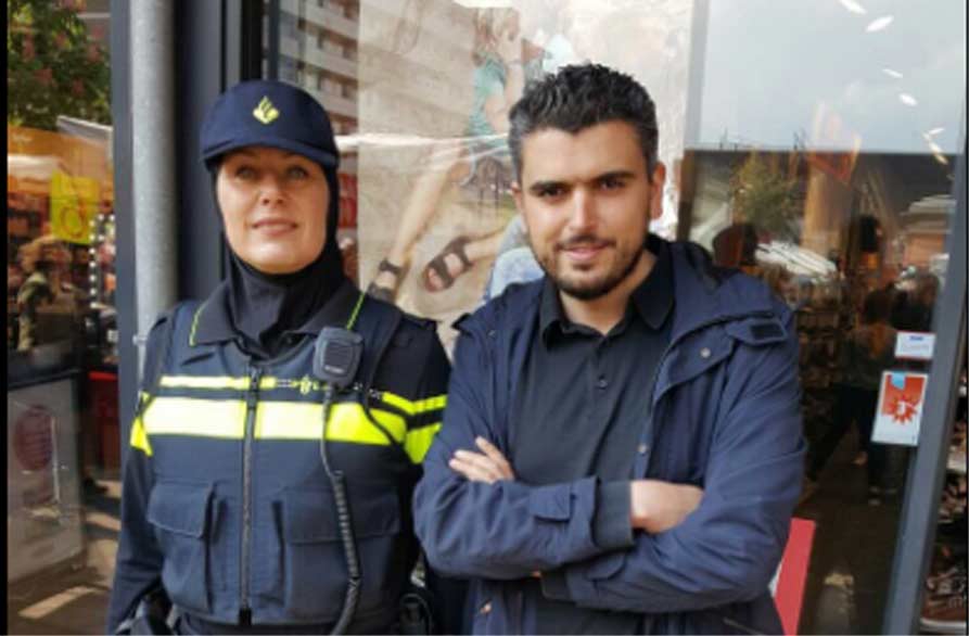 Eerste agente met hoofddoekje gespot in Amsterdam