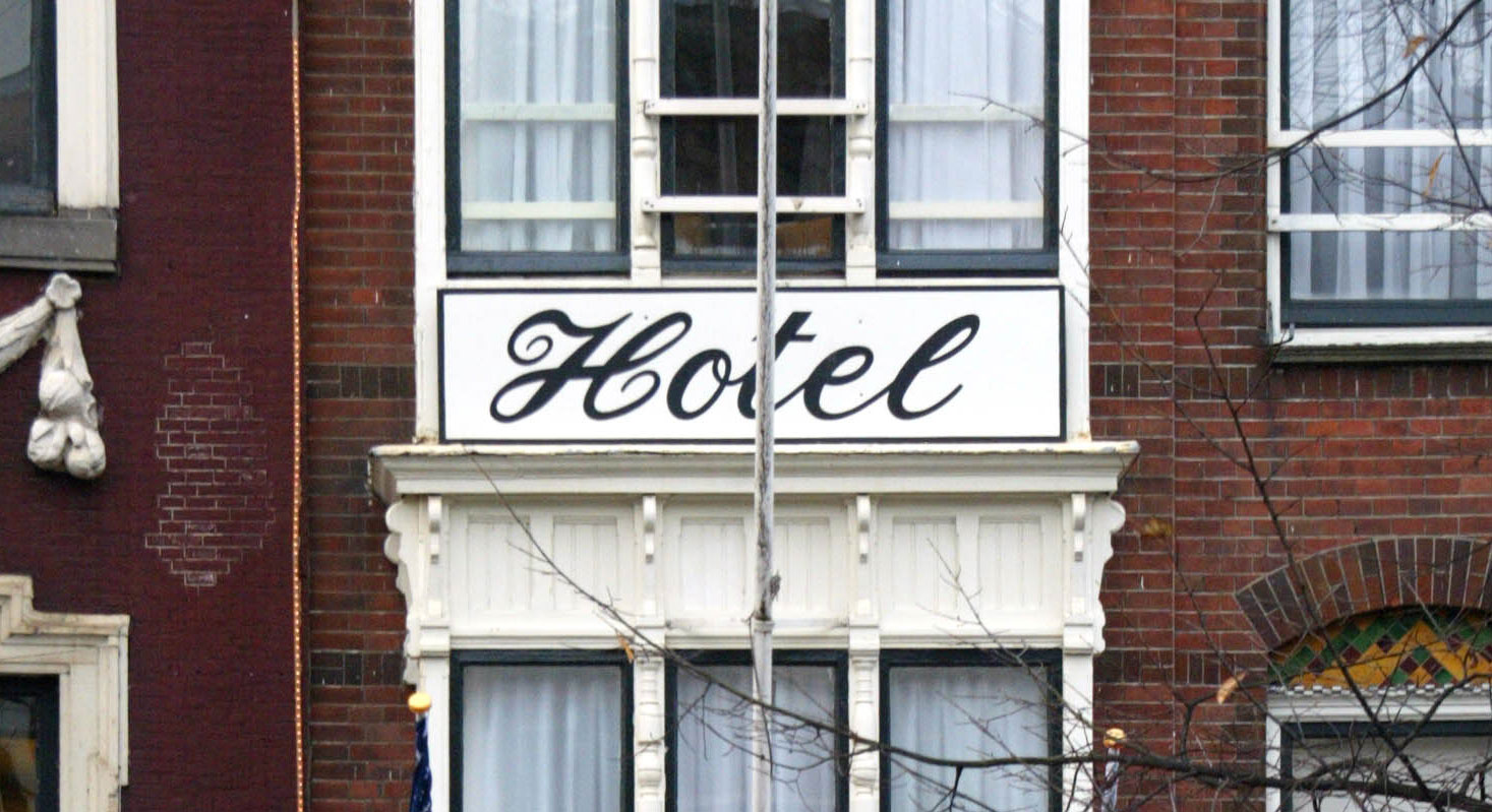 Politie pakt eigenaren Amsterdams hotelbedrijf op om reeks strafbare feiten