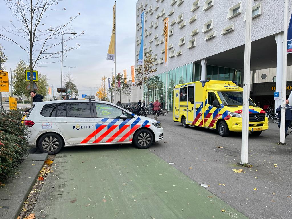 Ambulance en politie op Boumaboulevard